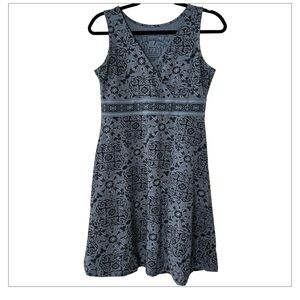 Life is Good Women's Floral V-Neck Top in Gray size 6